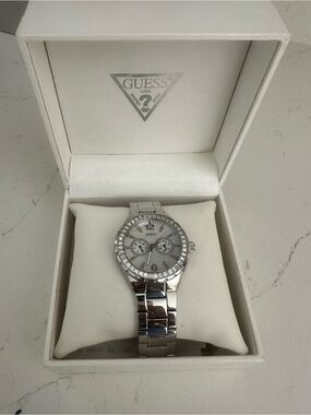 GUESS Silver Crystal Accent Women's Watch EXCELLENT CONDITION